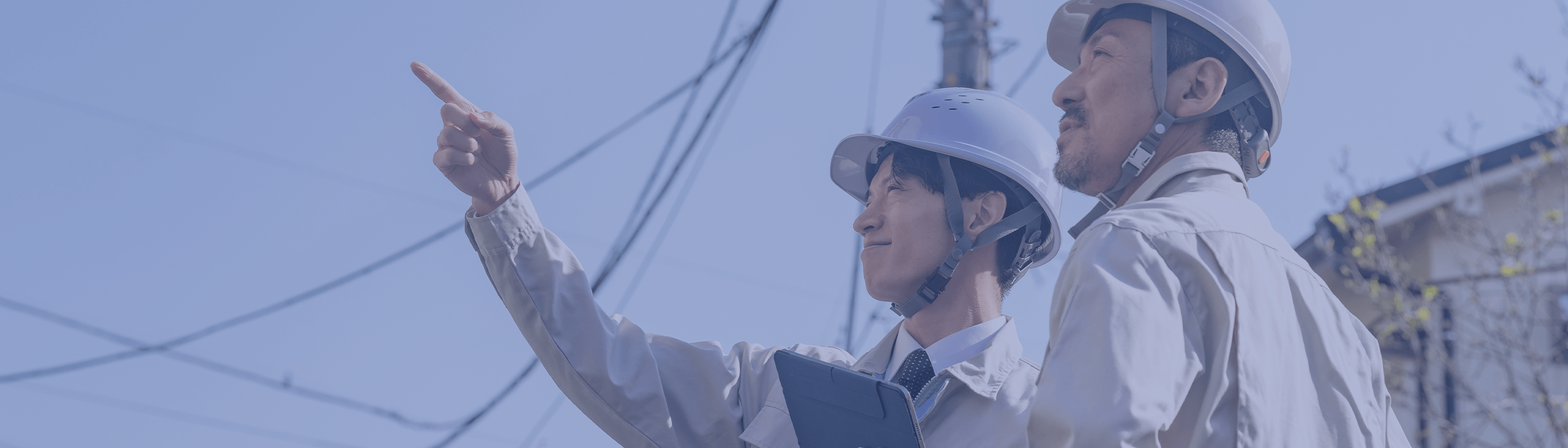 通信設備工事の打ち合わせを行うスタッフ