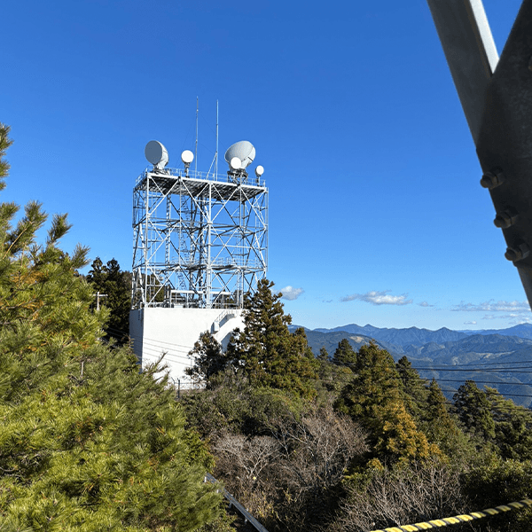 山間部の通信設備施設